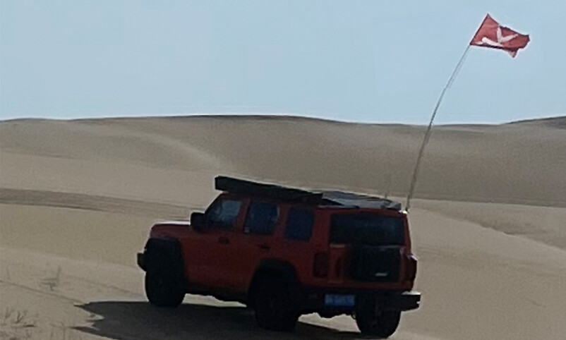 西贝铁军营地的志愿者们，正在库布齐沙漠中勘察