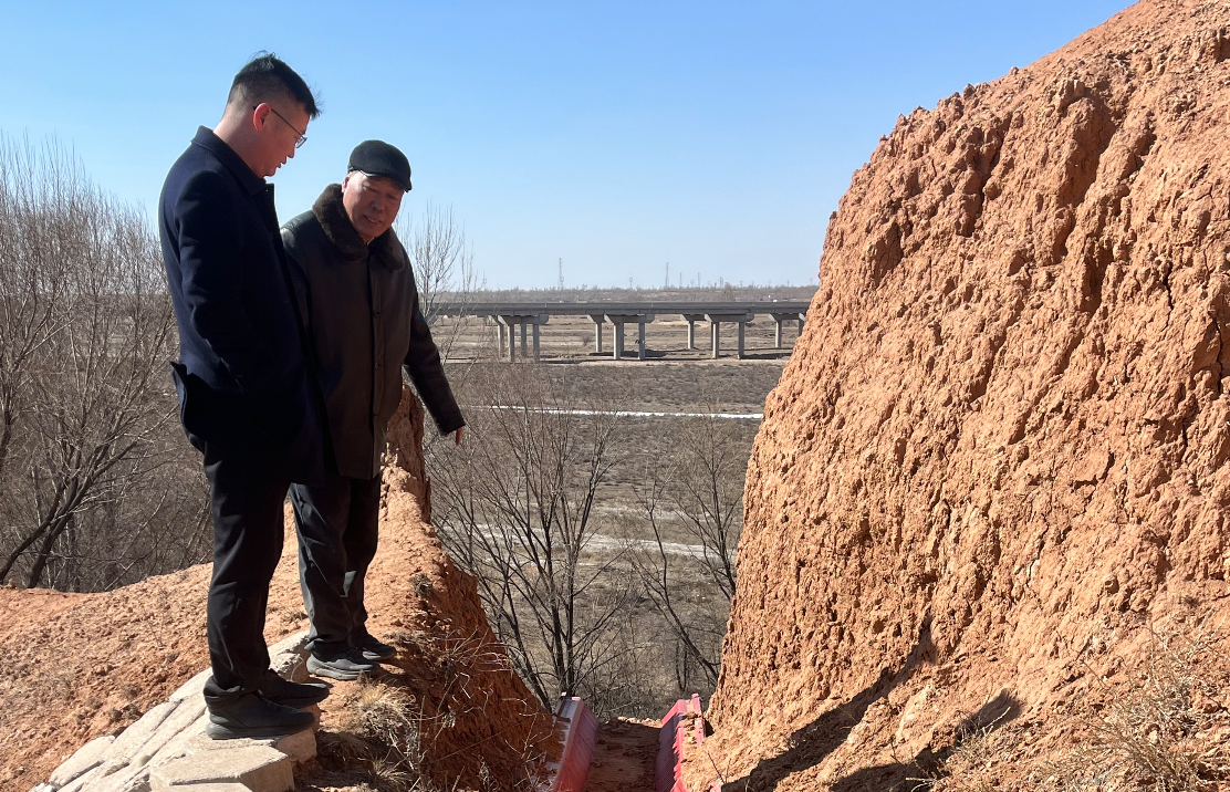 基金会志愿者、西贝企业高管武申豹在达拉特旗的孔兑支沟治理现场参观
