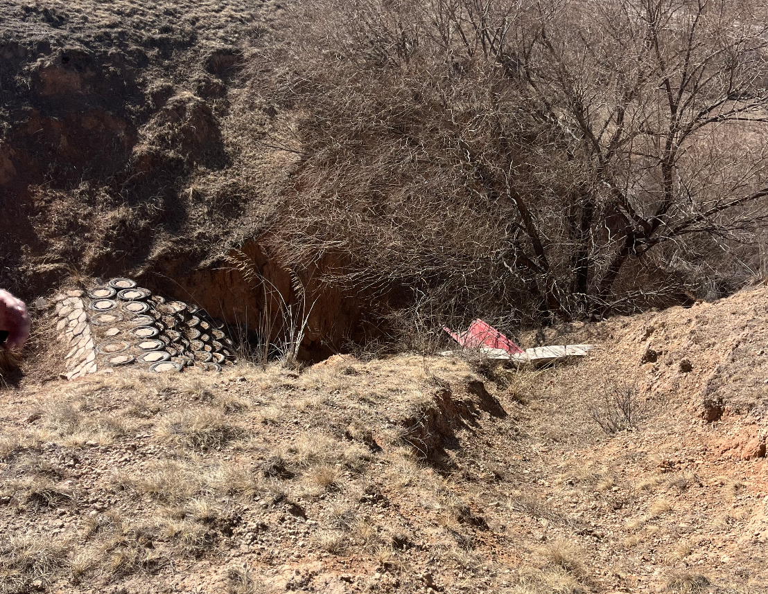 内蒙古孔兑治理“就地取材”护生态 沙柳砾石锁沟头‌