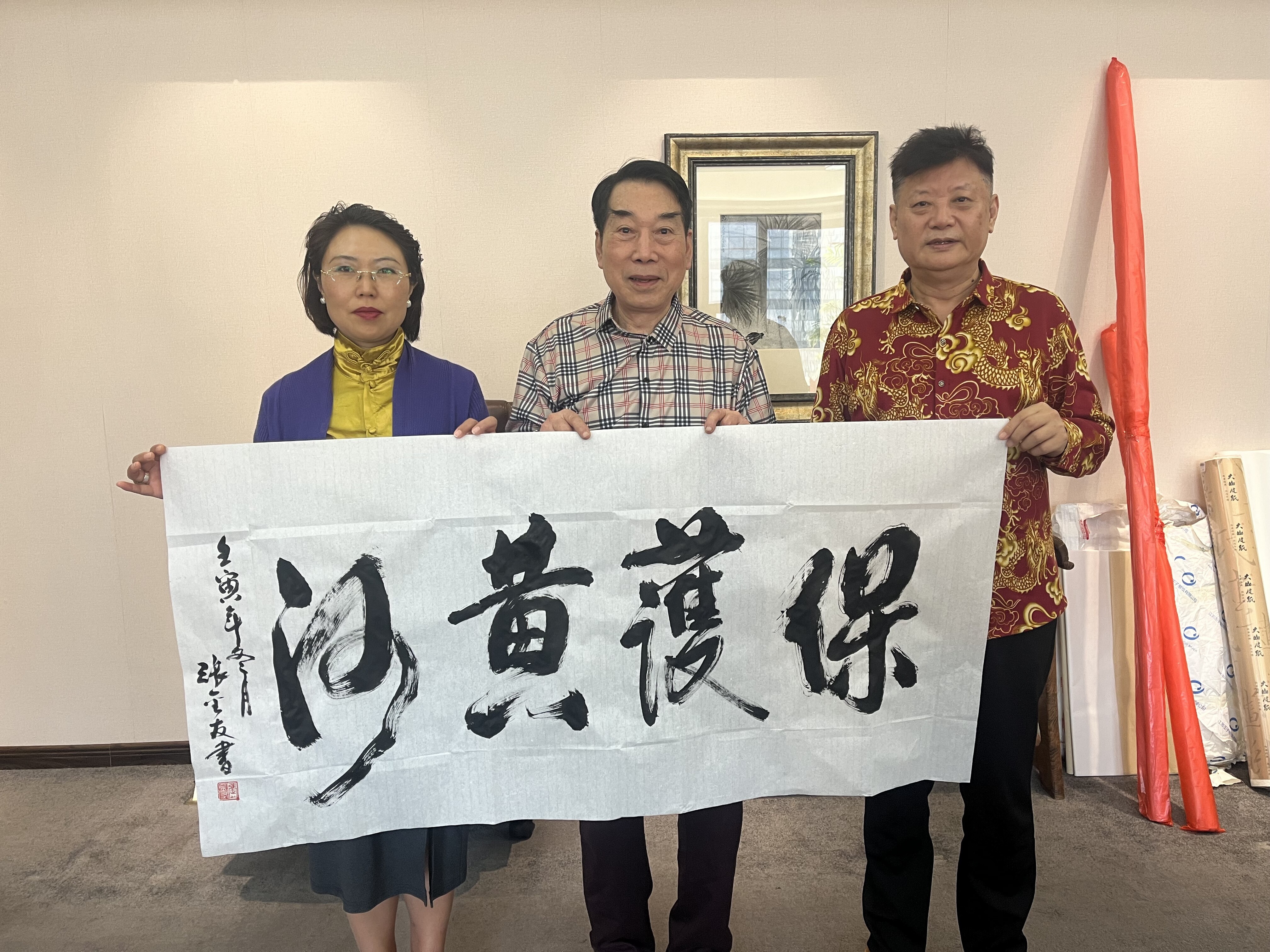 著名书法家在世界华商合作联盟余勇主席见证下，向基金会赠送书法作品