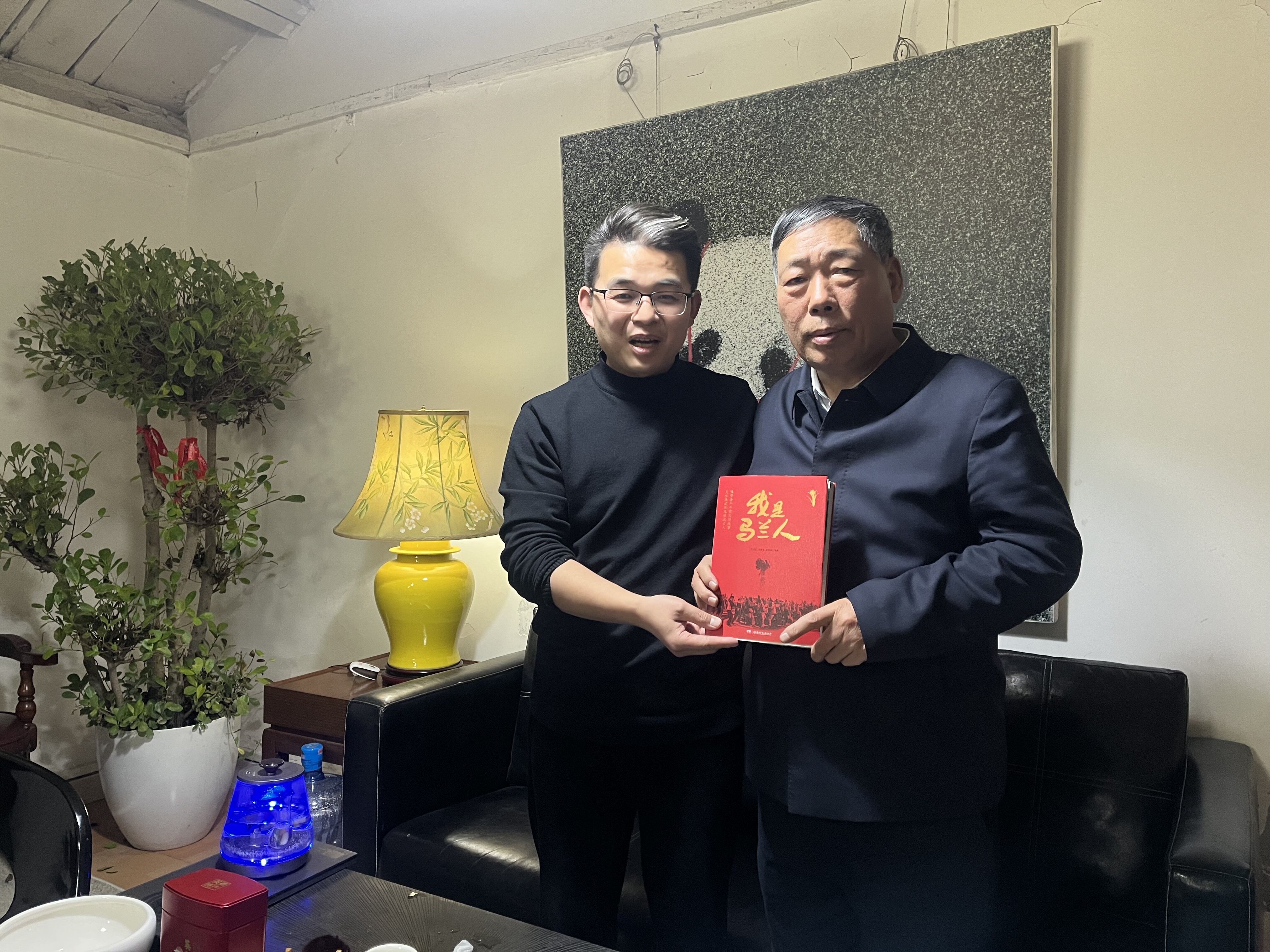 于建华副秘书长向张红武参事赠书《我是马兰人》 共话精神传承与时代使命‌