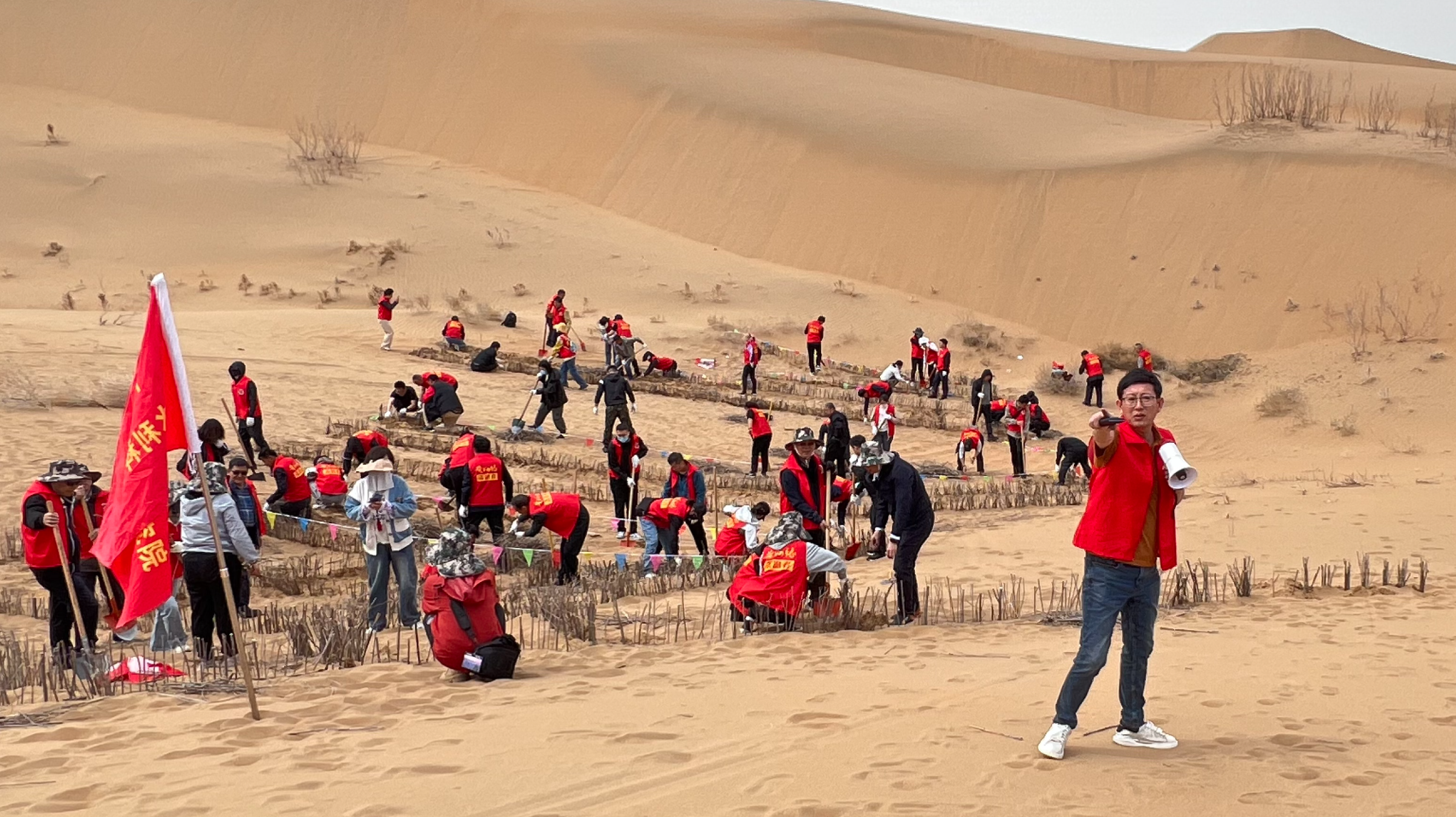 党建引领聚合力，科技赋能筑绿屏 ——2025年鄂尔多斯库布齐沙漠党建联合治沙公益活动圆满举行  