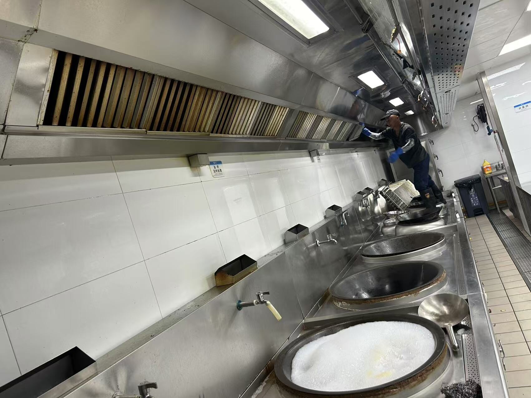油烟罩清洗前