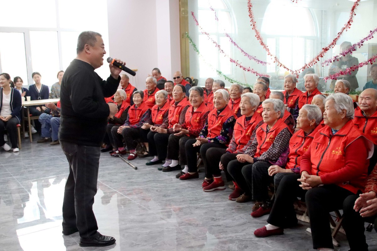 和老人互动唱歌.jpg