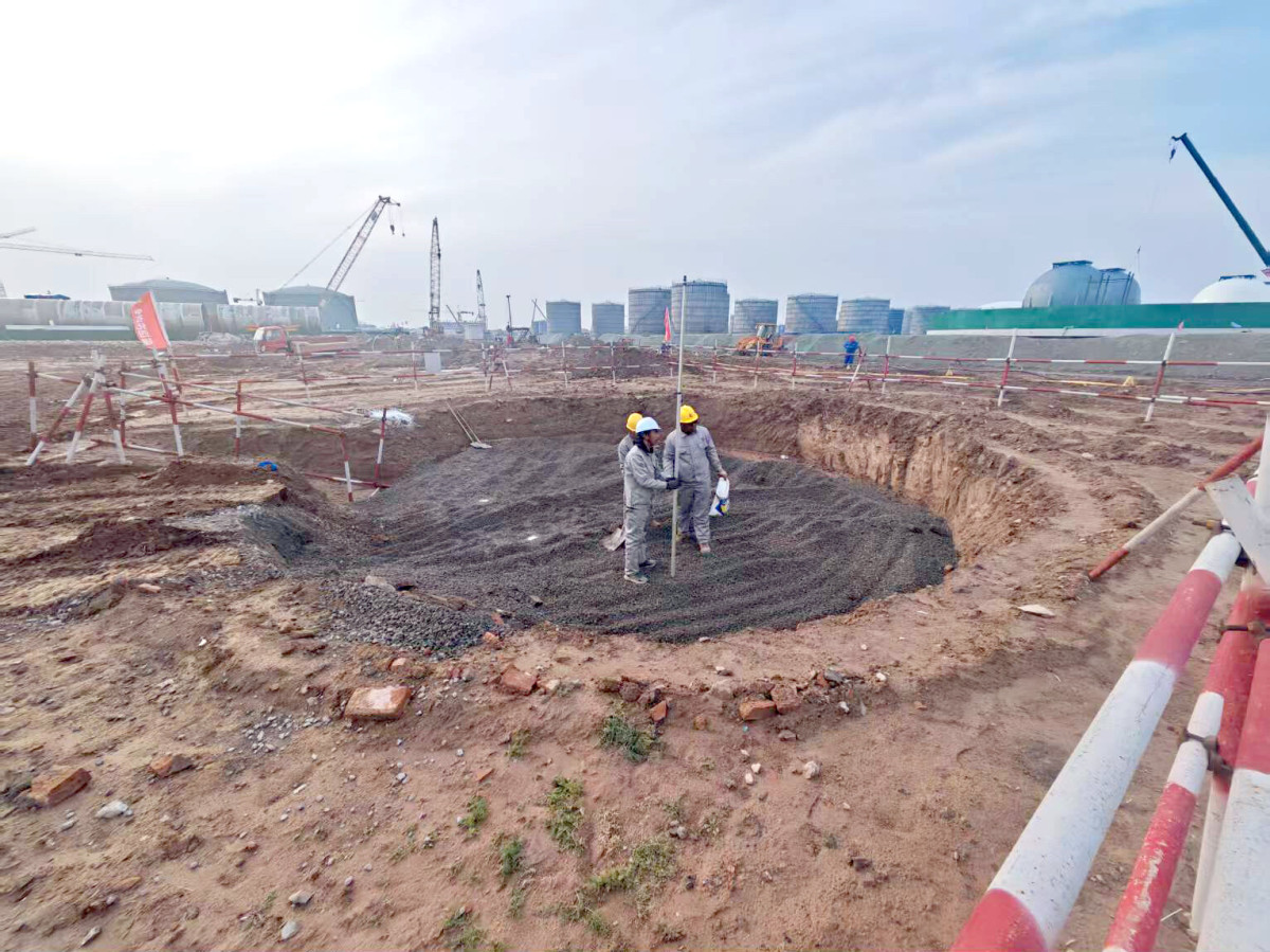 东明项目T3042罐基础褥垫层铺设细石.jpg