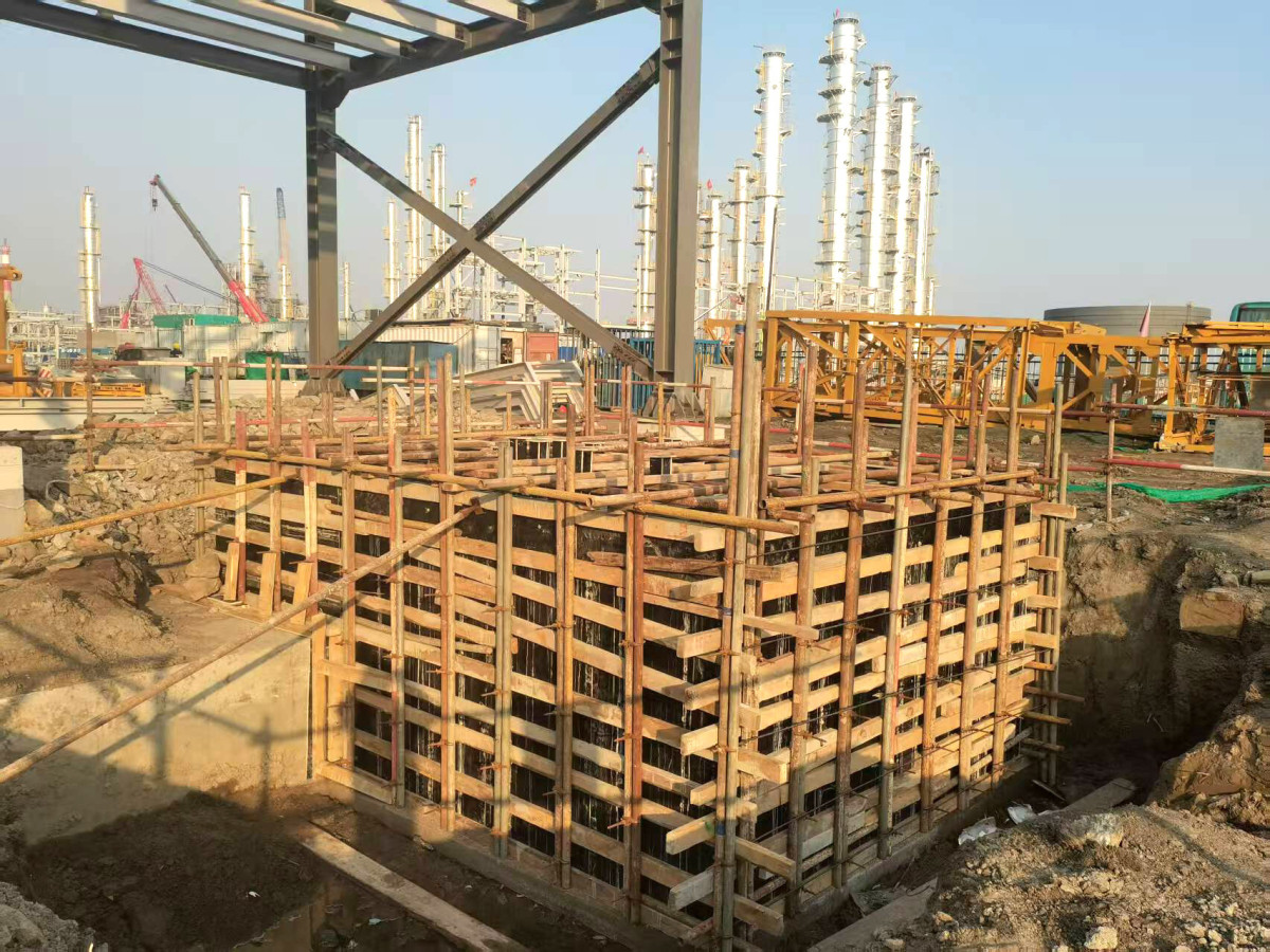 盘锦项目蒸汽凝液单元P-1920设备基础支模完成，准备验收模板.jpg