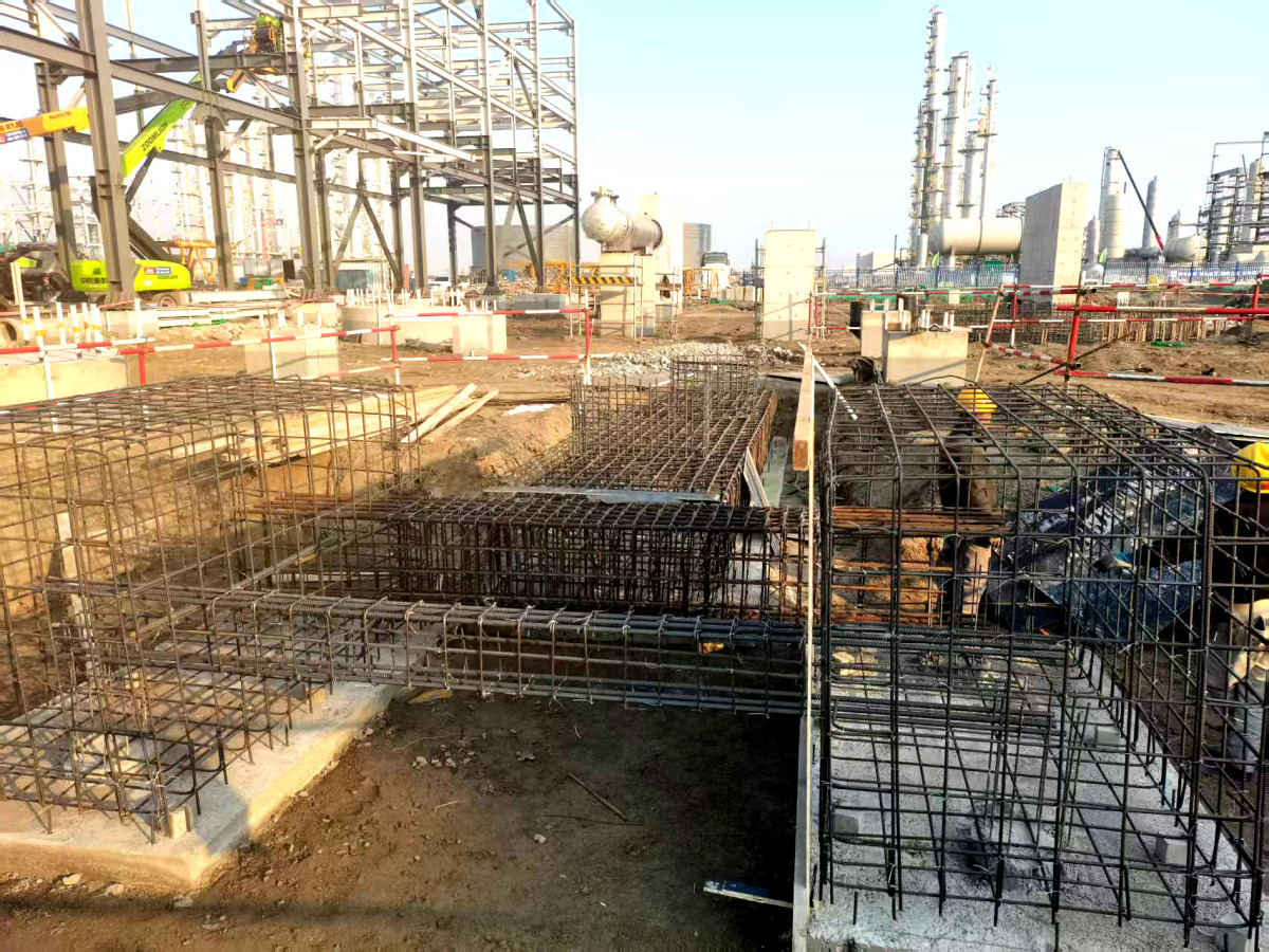 盘锦项目蒸汽凝液单元P-1930设备基础钢筋完成，准备模板支护.jpg