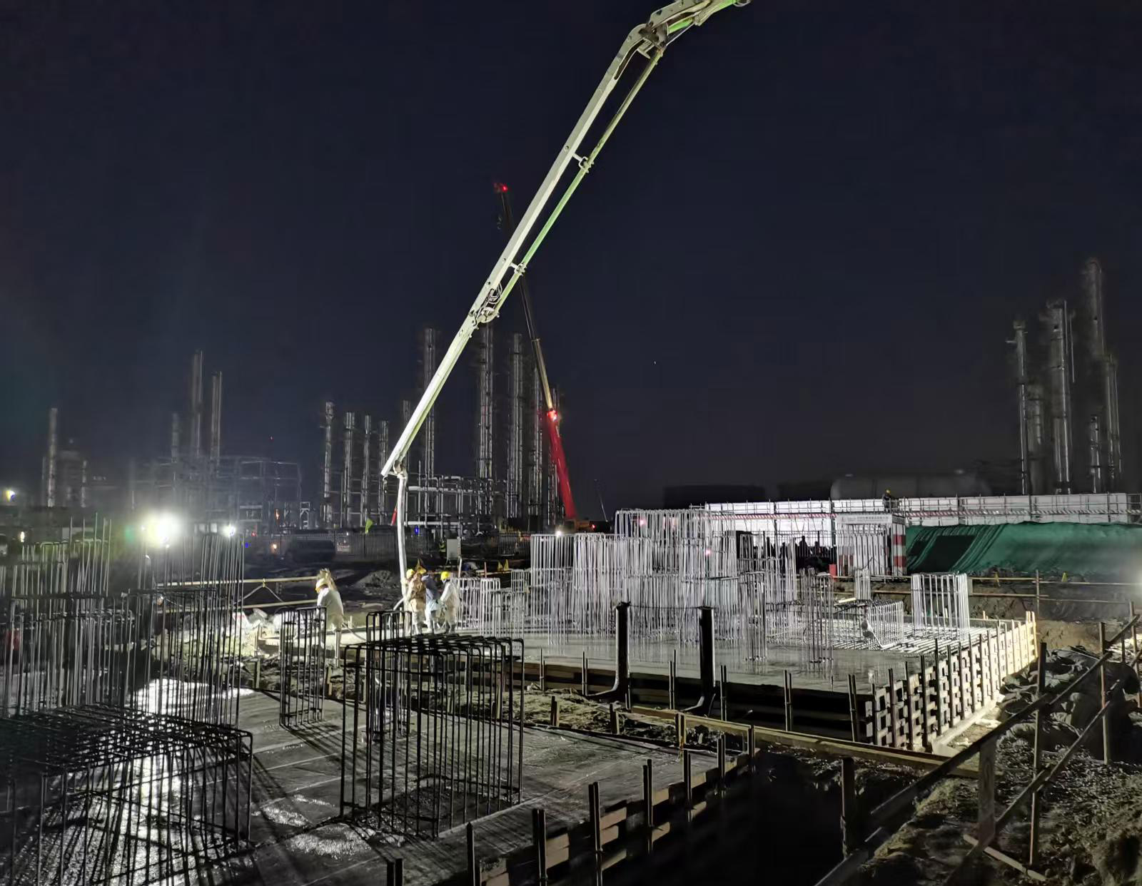 盘锦北方华锦联合石化项目施工现场加班加点全力推进施工进度