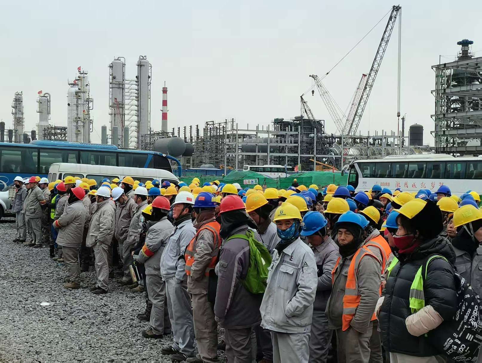 筑牢安全防线    各项目部施工现场召开周一安全大会