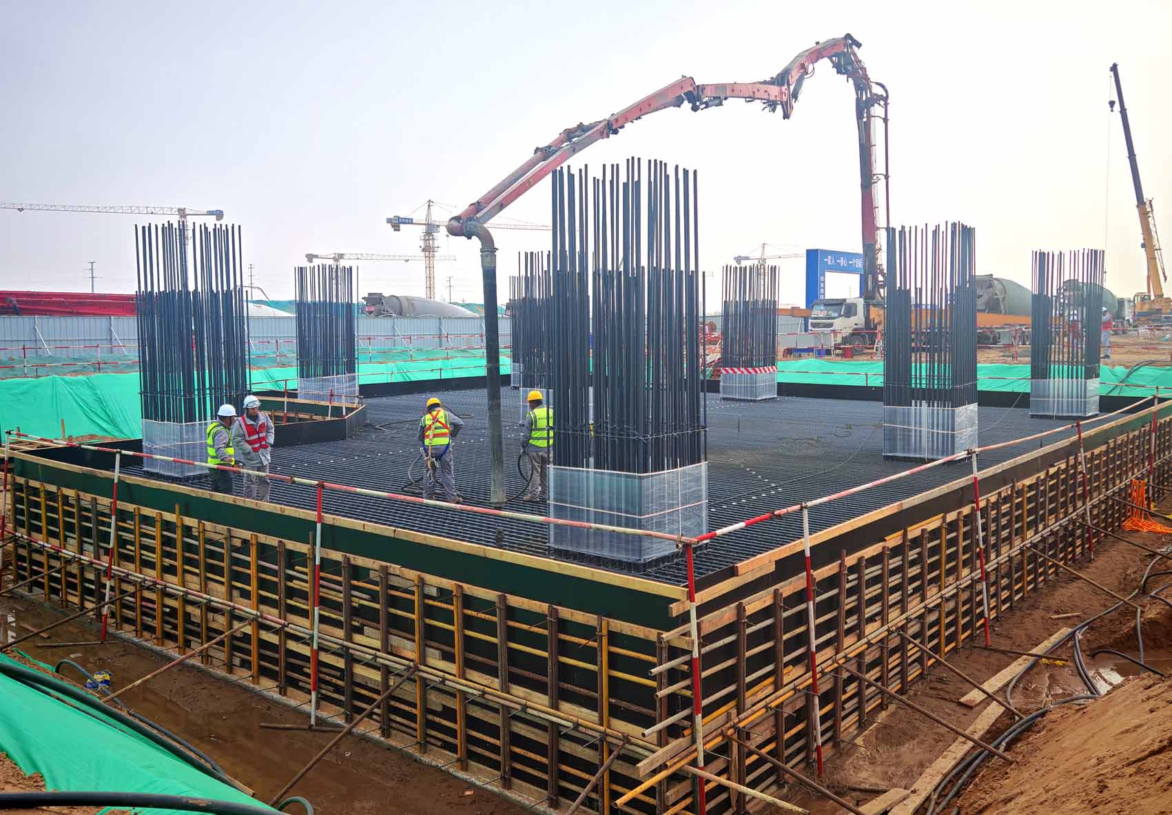 2025年4月16日，内蒙古荣信化工有限公司年产80万吨烯烃项目220万吨/年甲醇制烯烃装置构—101设备基础承台砼浇筑现场施工进度