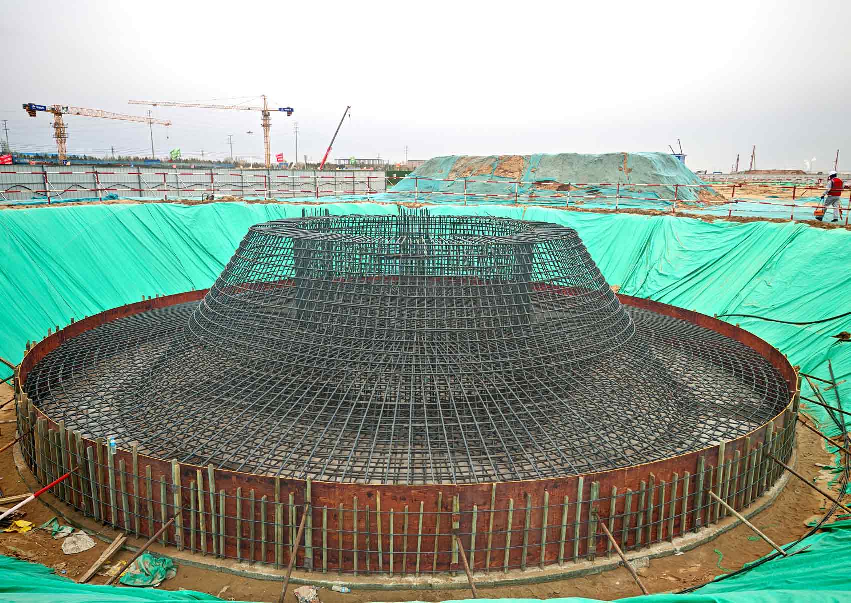 2025年4月18日，内蒙古荣信化工有限公司年产80万吨烯烃项目烟囱基础现场施工进度