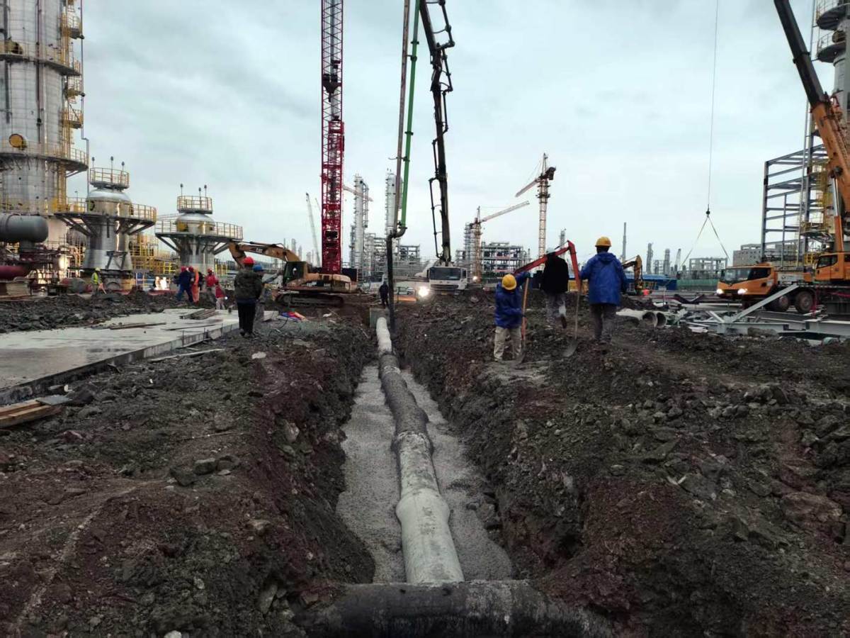 盘锦东二路雨水管道浇筑混凝土.jpg 盘锦东二路雨水管道浇筑混凝土.jpg