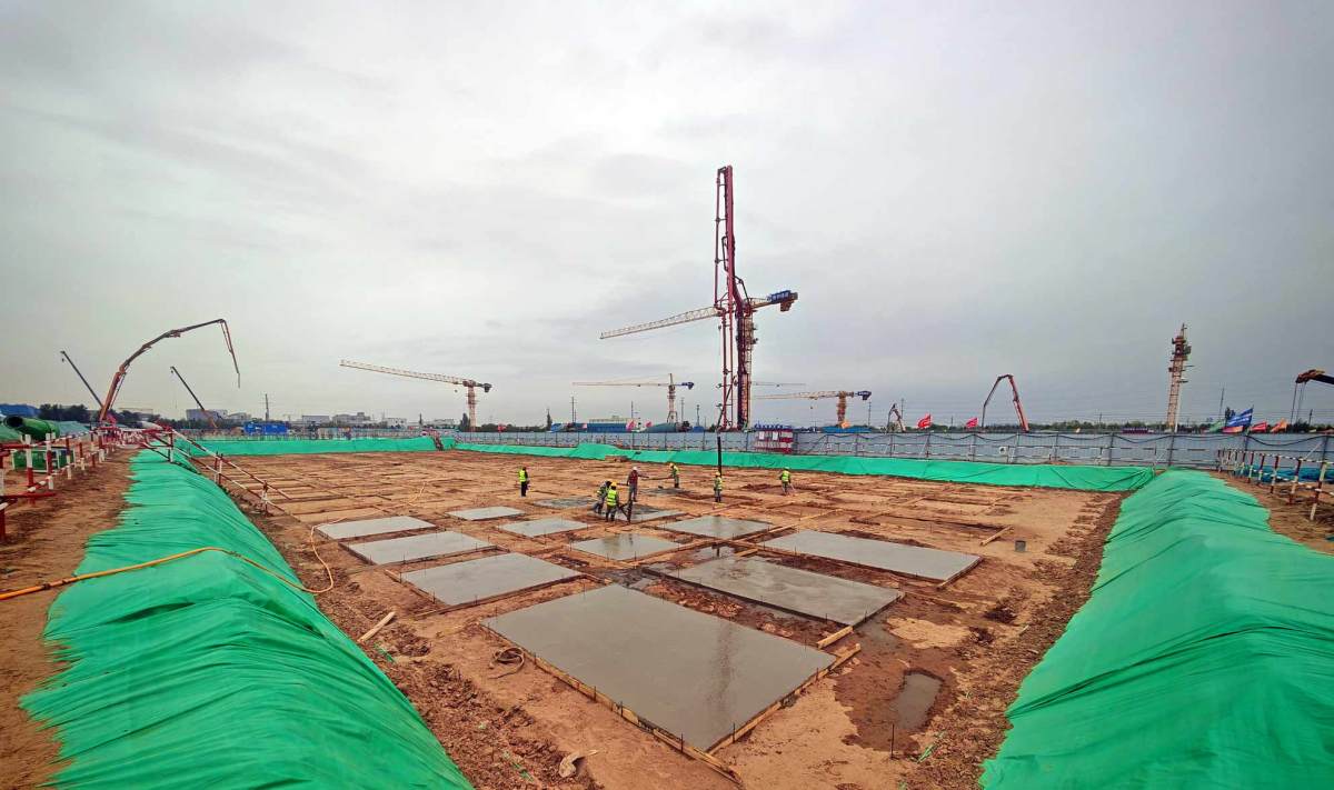 02内蒙变电所垫层砼浇筑.jpg 02内蒙变电所垫层砼浇筑.jpg