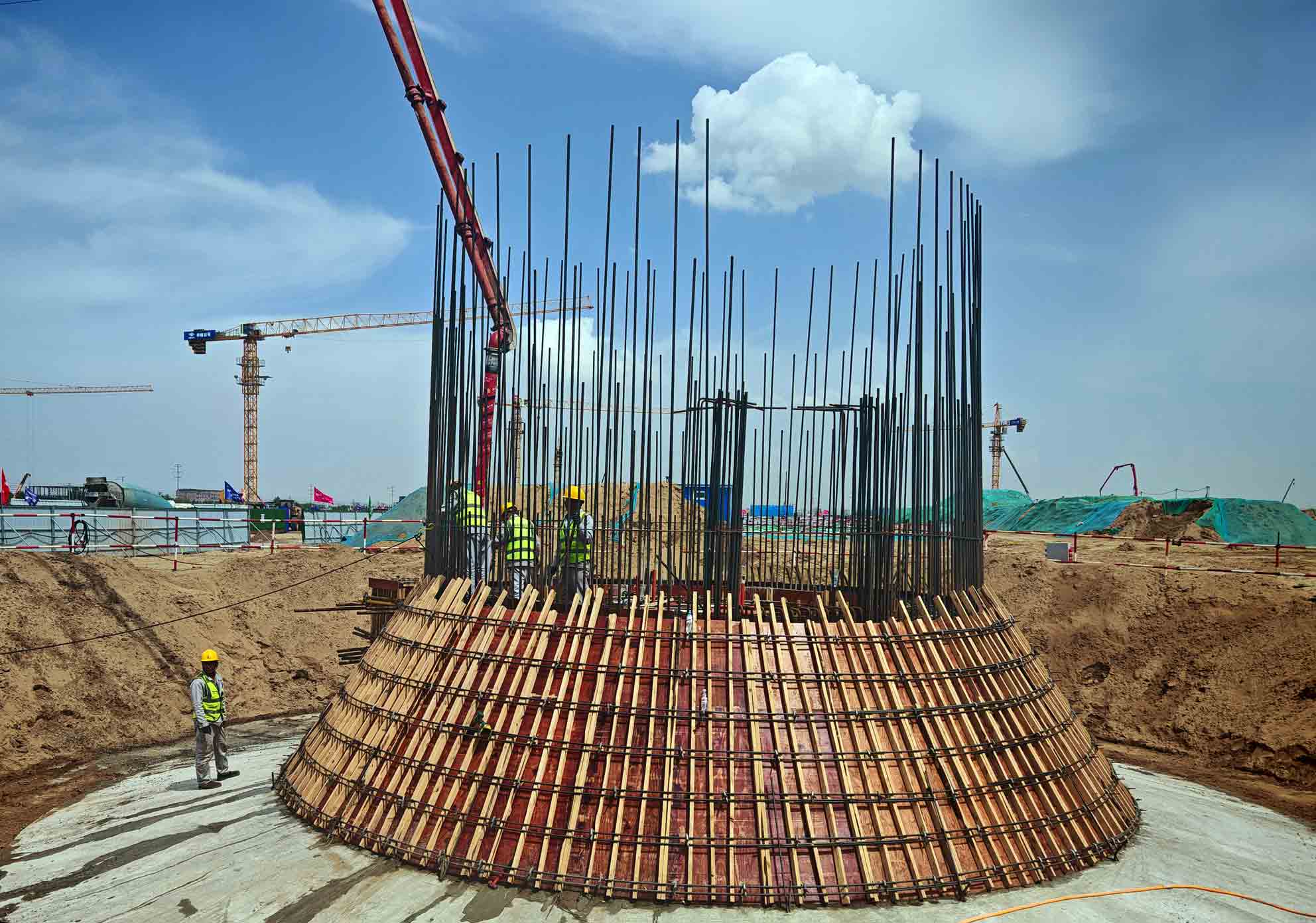 2025年5月5日，内蒙古荣信化工有限公司年产80万吨烯烃项目、盘锦北方华锦联合石化项目现场施工进度