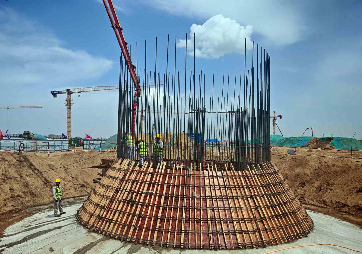 内蒙烟囱椎体砼浇筑.jpg 内蒙烟囱椎体砼浇筑.jpg