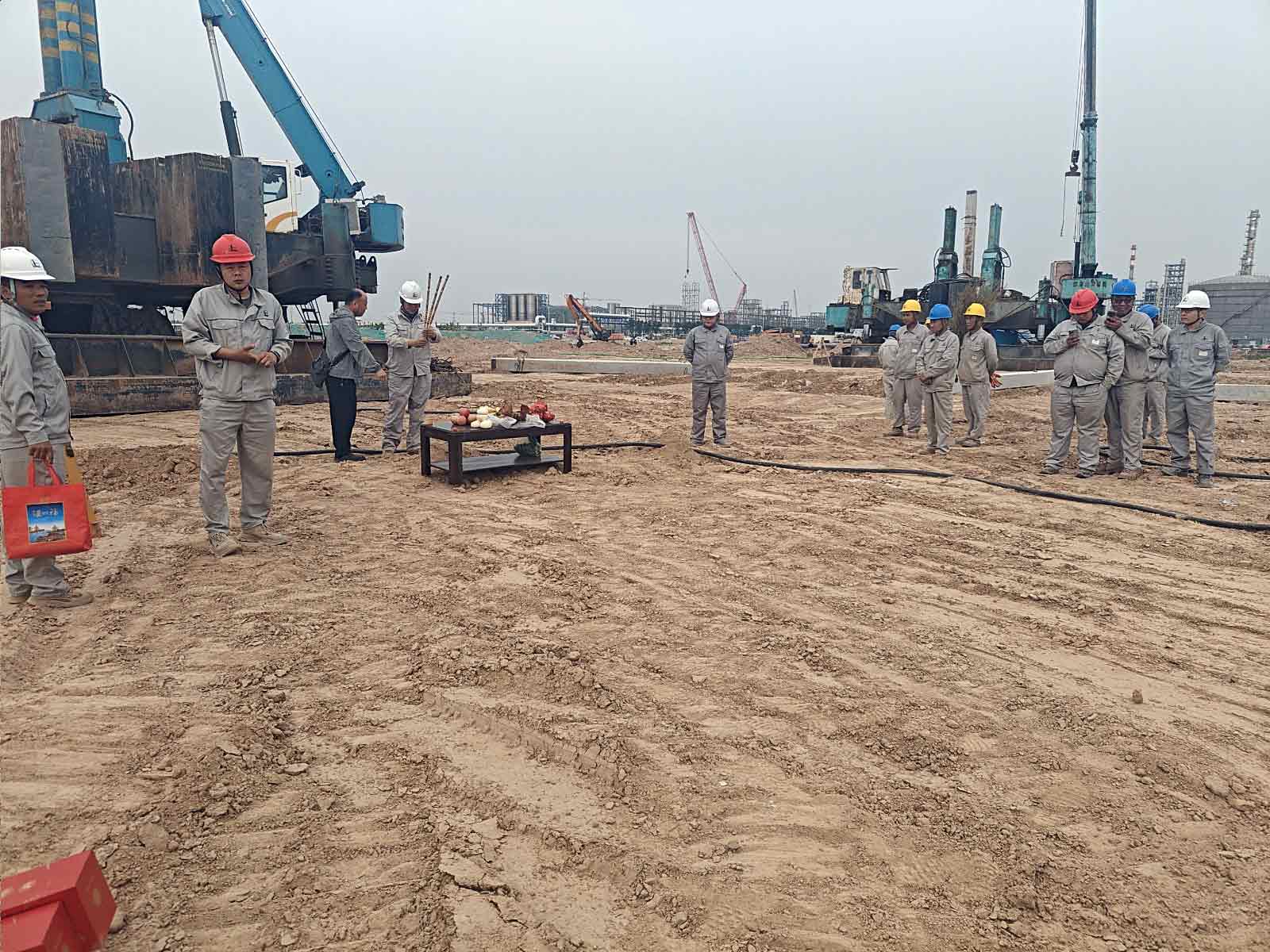 2025年5月13日，菏泽东明石化PO/SM项目施工现场举行开工仪式