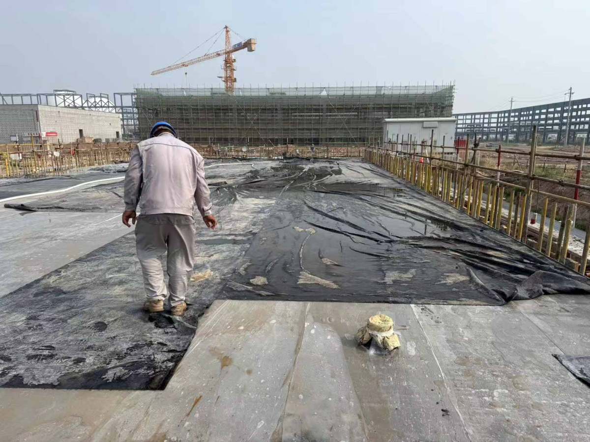 东明1号雨水池混凝土养护.jpg 东明1号雨水池混凝土养护.jpg