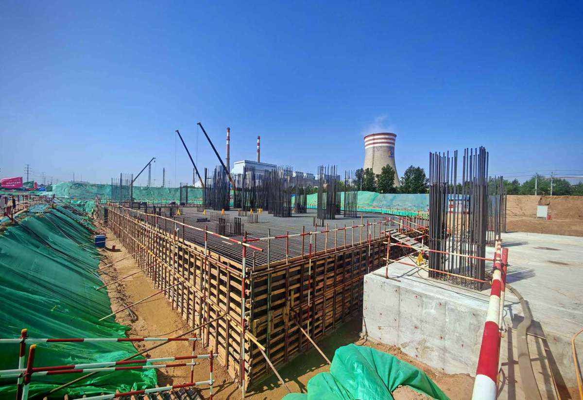 内蒙构102-104设备基础钢筋绑扎完成,模板安装加固完成,地脚螺栓在安装焊接.jpg 内蒙构102-104设备基础钢筋绑扎完成,模板安装加固完成,地脚螺栓在安装焊接.jpg