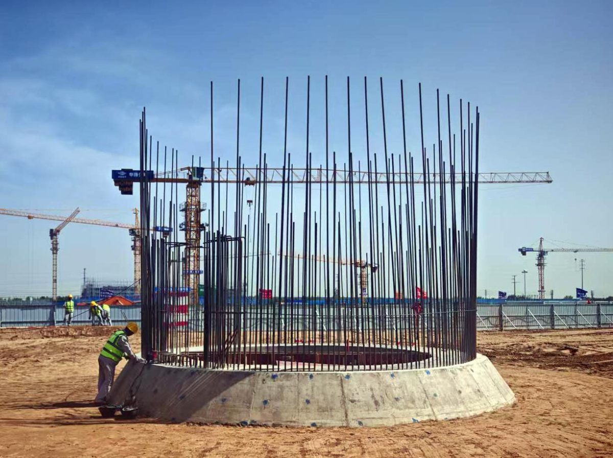 内蒙烟囱基础承台浇筑完成,回填土方完成,正在准备安装模板支撑架。.jpg 内蒙烟囱基础承台浇筑完成,回填土方完成,正在准备安装模板支撑架。.jpg