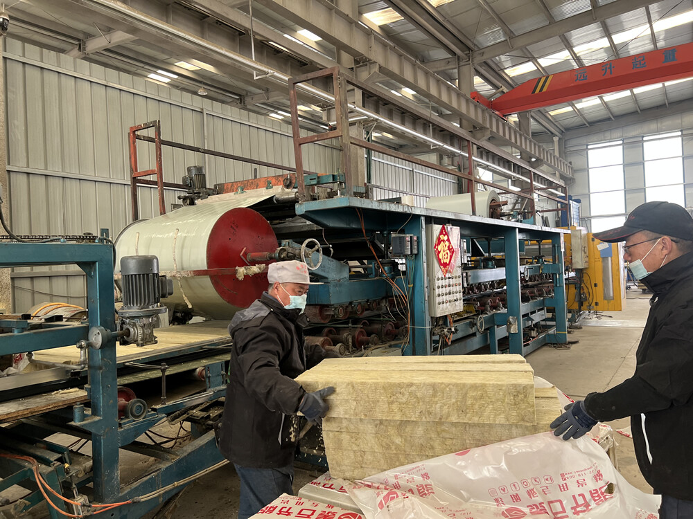 莱芜彩钢板夹心岩棉板，莱芜彩钢板夹心岩棉板厂家