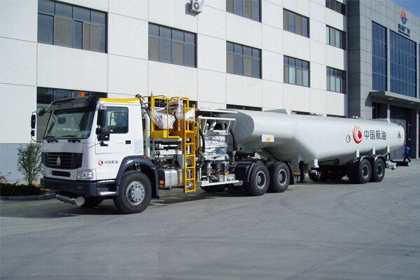 Aircraft refueling vehicle