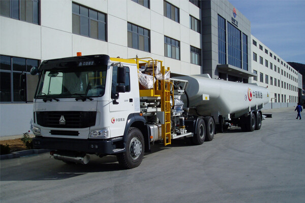 Aircraft refueling vehicle