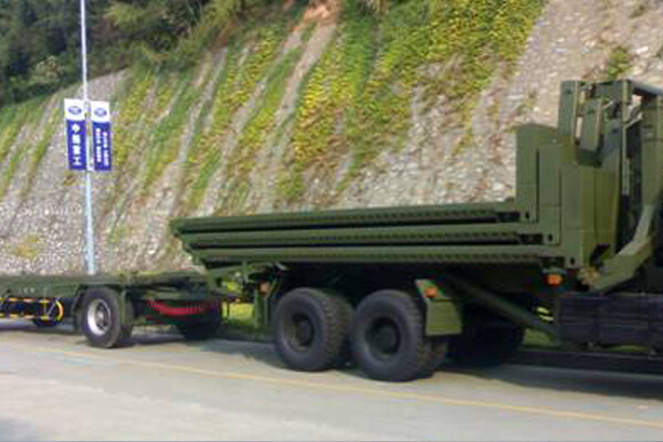 Military 13-ton axle with crossmember and air suspension assembly