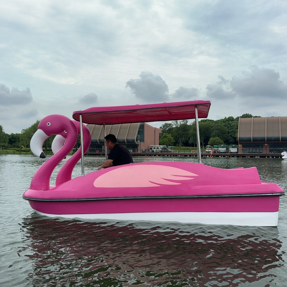 4人火烈鸟脚踏船