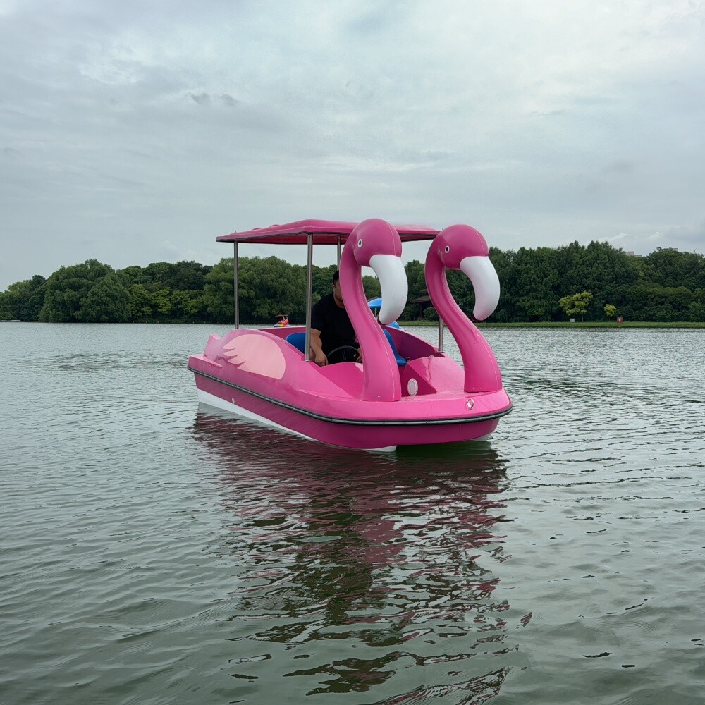 4人火烈鸟脚踏船