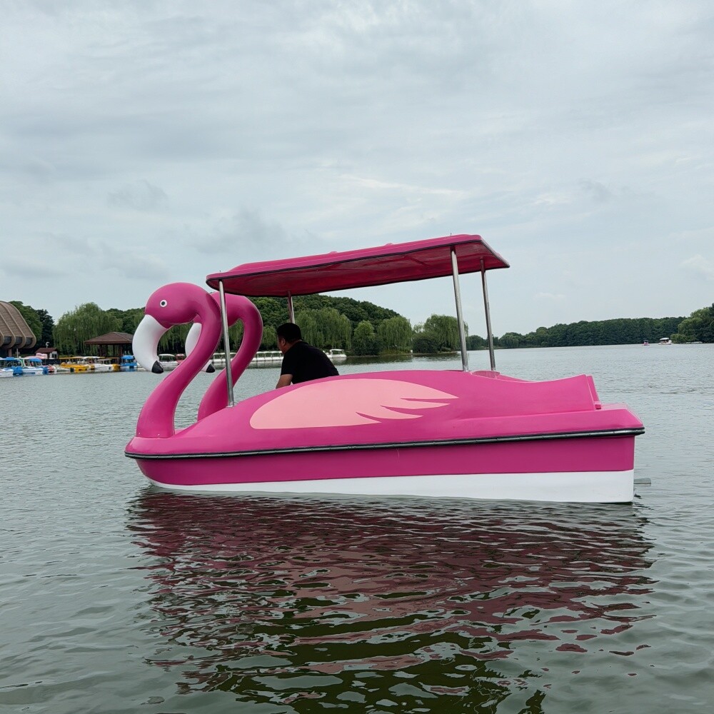 4人火烈鸟脚踏船