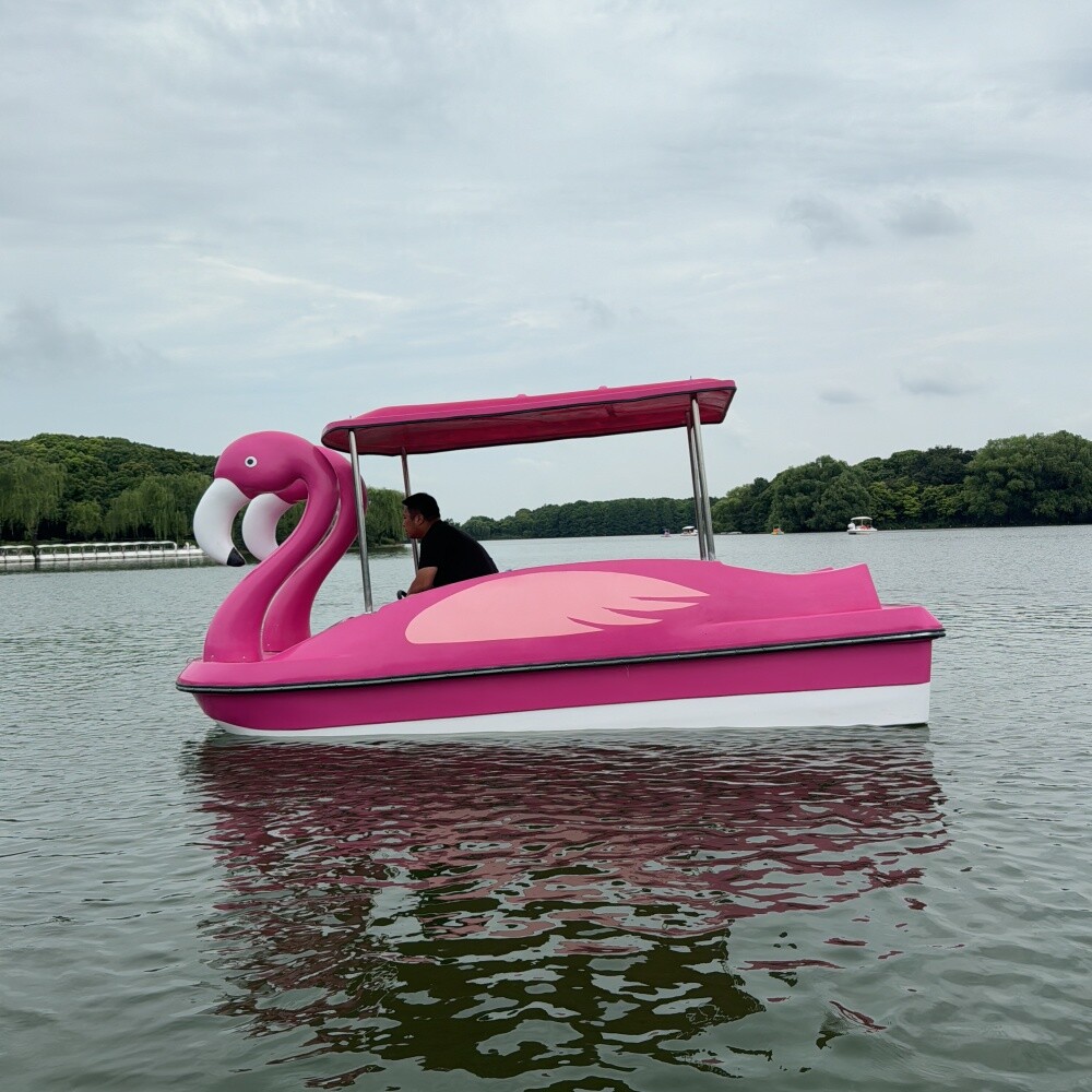 4人火烈鸟脚踏船