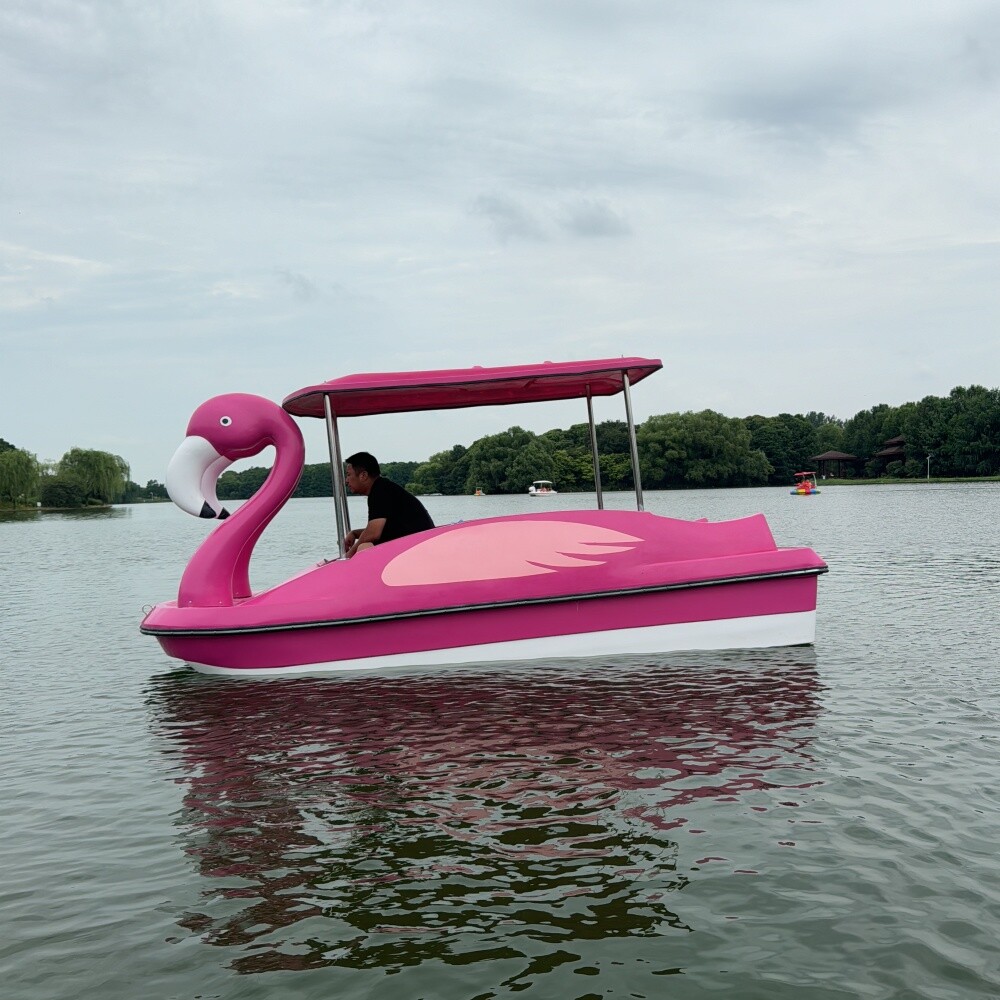 4人火烈鸟脚踏船