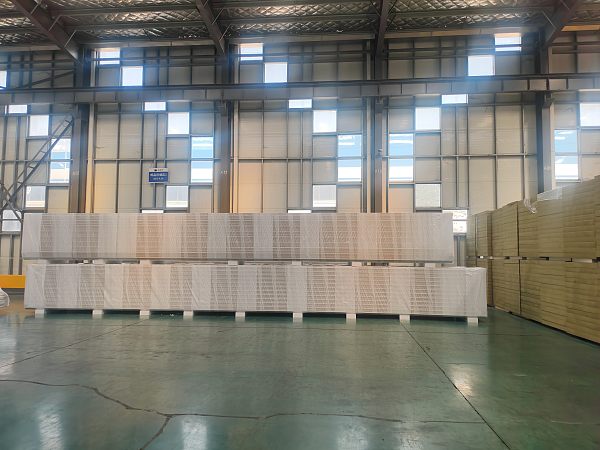 2-7-2，岩棉夹芯板堆垛