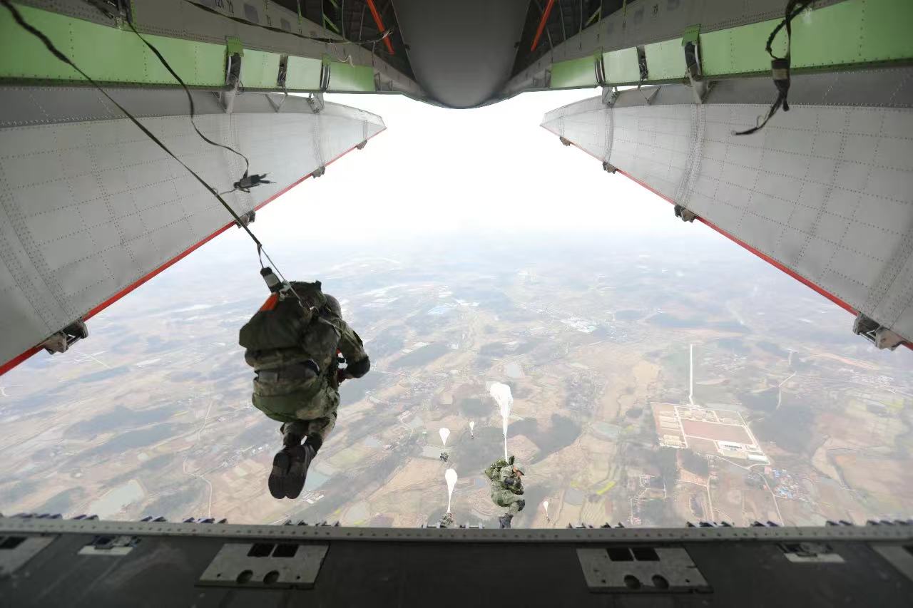 空降部队： 空降突击、要点夺控任务