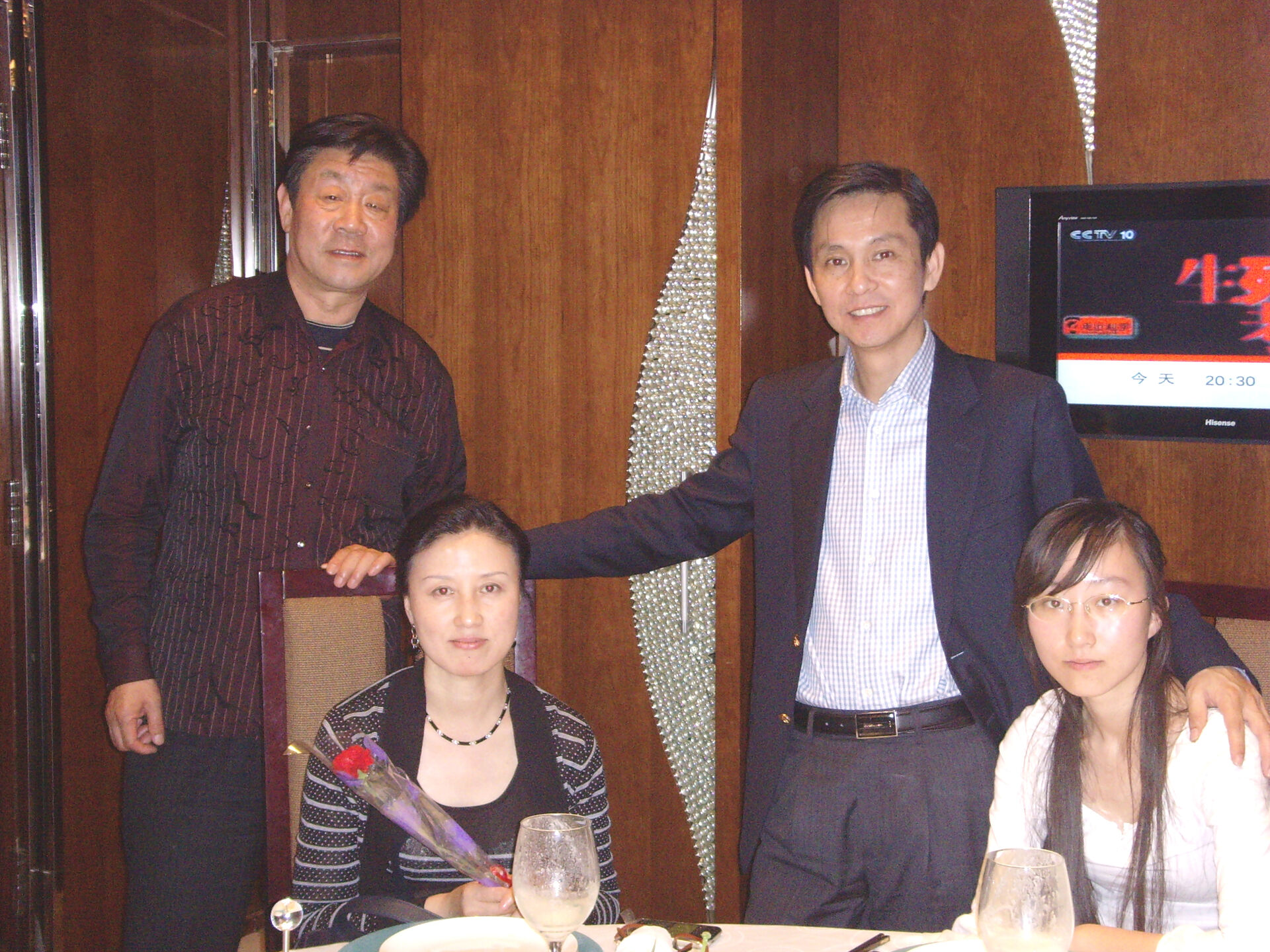 馆长李玉才先生与著名画家何家英及家人合影