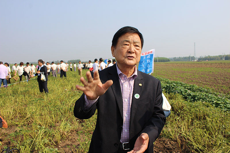 热烈祝贺聚碳尿素现场观摩和推广会暨聚碳尿素防治蛴螬观摩会2017.9.13在驻马店胜利召开！