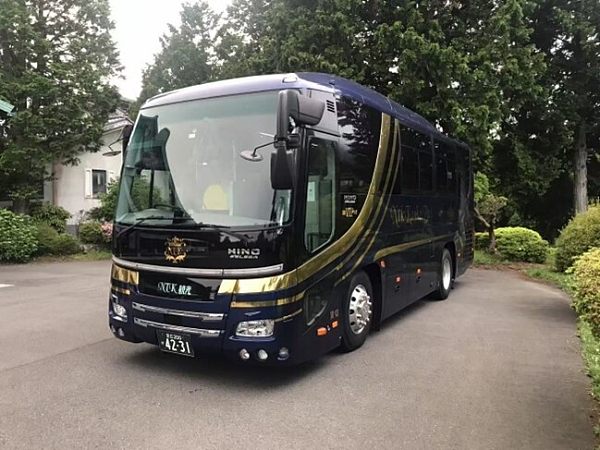 全程高端专车接驳+双语服务（导游+教练），兼顾舒适体验与专业保障。