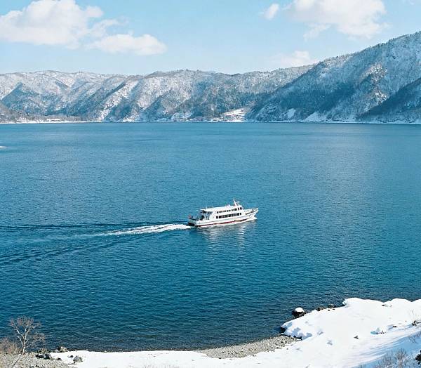 穿插洞爷湖游船与小樽文艺漫游，平衡雪上畅滑与冬日慢休闲氛围。