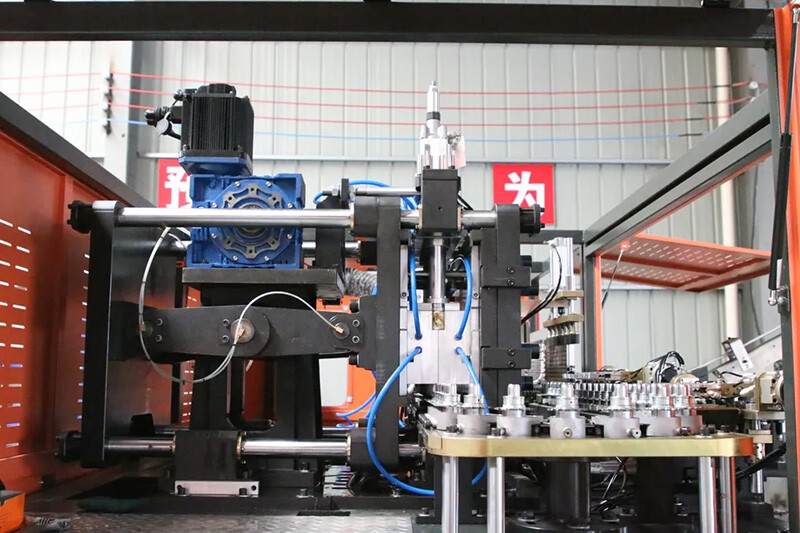 Servo stretching mold