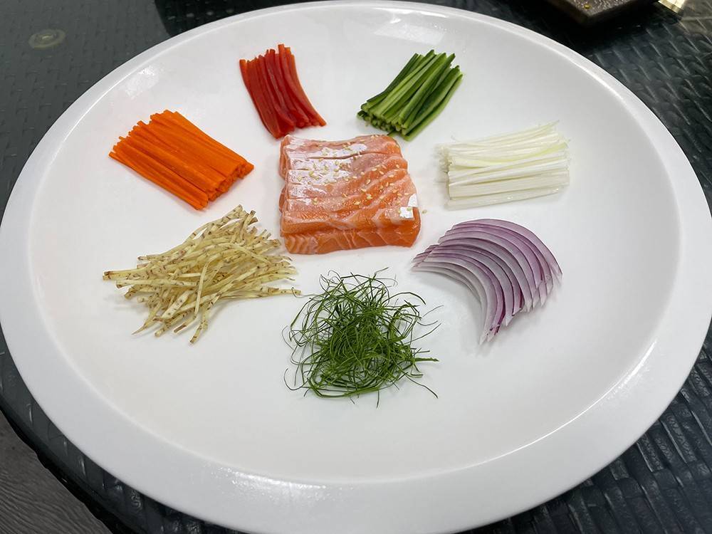 1七彩捞起三文鱼