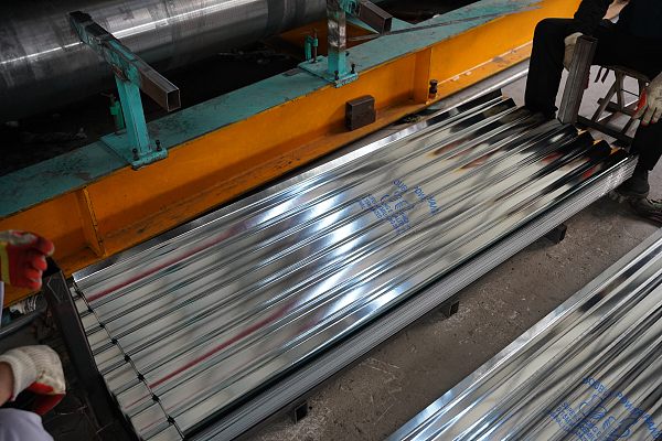 4-7-1, Tuiles en acier galvanisé ondulé