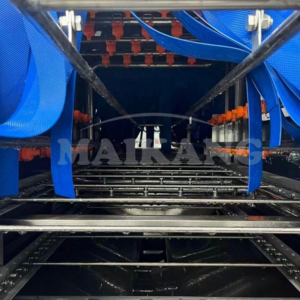 The nozzles spray a fan-shaped water curtain to deliver a powerful, all-around wash to the crates, ensuring no blind spots.