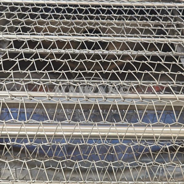 Using SUS304 mesh chain to transport the egg trays, and equipped with guide rob to clamp.