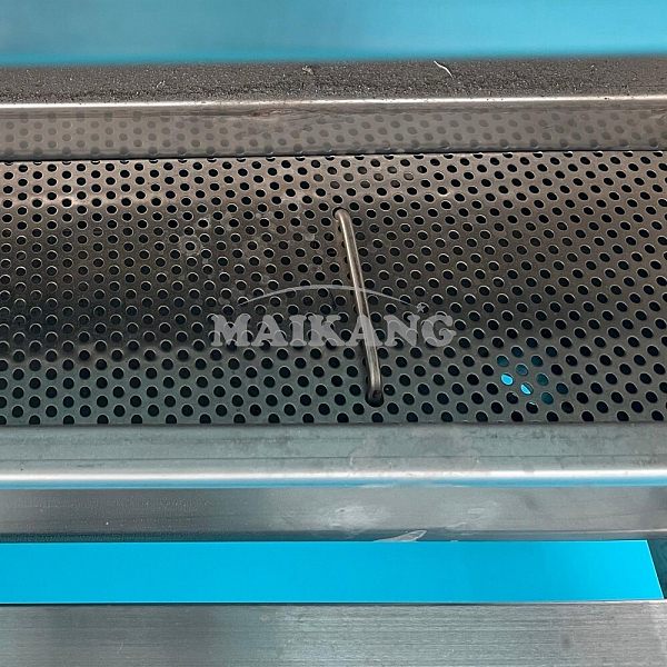The filter trough of the brush roller peeling and washing machine removes peel residues.