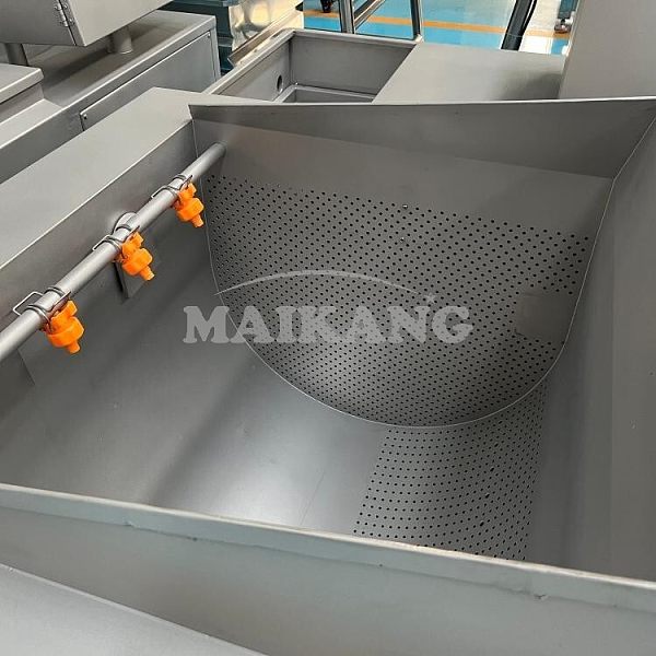 Tilting basket with water spraying