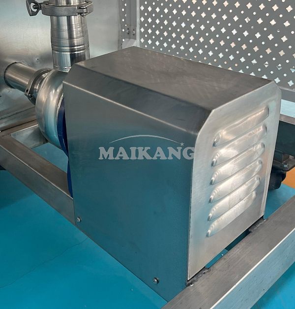 The pump draws water from the tank to perform spraying. The water used for spraying is then filtered and flows back into the tank, where it is re-entered and pressurized by the pump, achieving water recirculation.