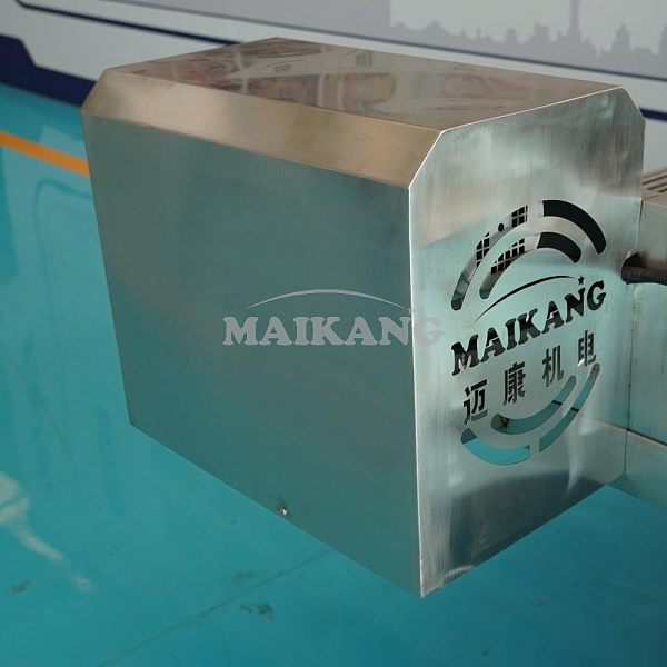 The motor drives the mesh belt or conveyor, ensuring continuous material movement through the steaming chamber. Adjustable speed allows precise heating and cooking of vegetables, meat, or pet food.