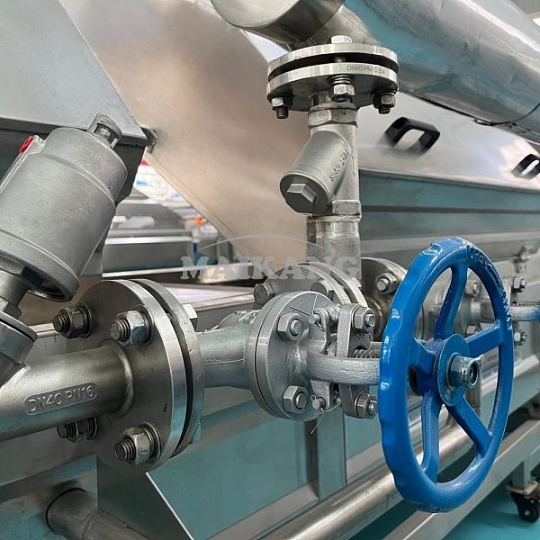Manual and automatic steam control valves allow precise adjustment of steam flow for different food products, ensuring consistent and efficient heating in food processing.