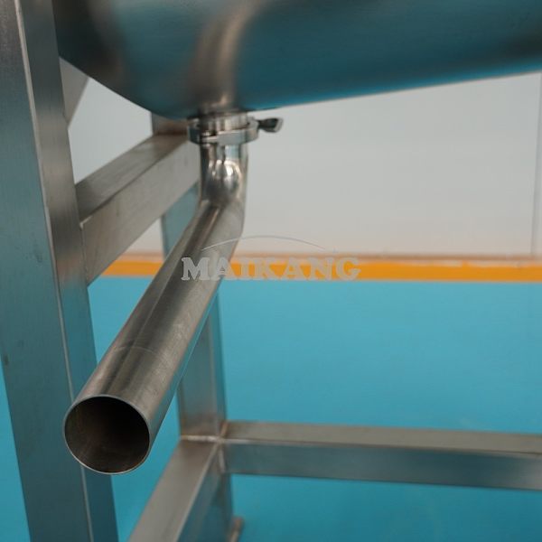 The machine is equipped with a smooth, food-grade juice outlet pipe for hygienic and unobstructed juice flow.