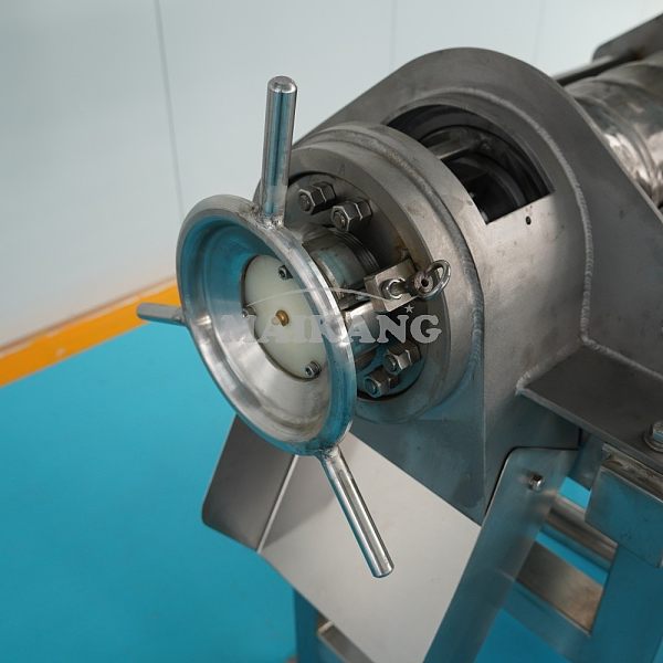 The residue discharge adjustment device can change the resistance at the discharge outlet, which further controls the squeezing pressure and the dryness of the pomace.